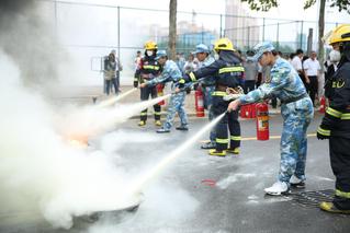 学校组织开展消防预案演练